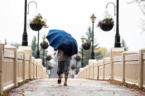 MIKAELA MACKENZIE / FREE PRESS
People battle the wind and rain while crossing the pedestrian bridge at Assiniboine Park on Monday, Oct. 27, 2025.
Standup.
Free Press 2025