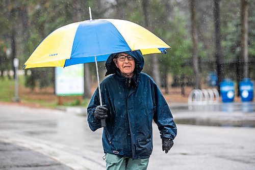 MIKAELA MACKENZIE / FREE PRESS
Don Kilimnik walks through the rain at Assiniboine Park on Monday, Oct. 27, 2025.
Standup.
Free Press 2025