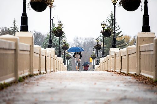 MIKAELA MACKENZIE / FREE PRESS
People battle the wind and rain while crossing the pedestrian bridge at Assiniboine Park on Monday, Oct. 27, 2025.
Standup.
Free Press 2025