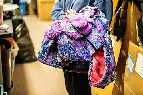 MIKAELA MACKENZIE / FREE PRESS

Volunteer Heather Quinn puts together orders at Koats for Kids on Monday, Oct. 27, 2025. 

For intern story.
Free Press 2025