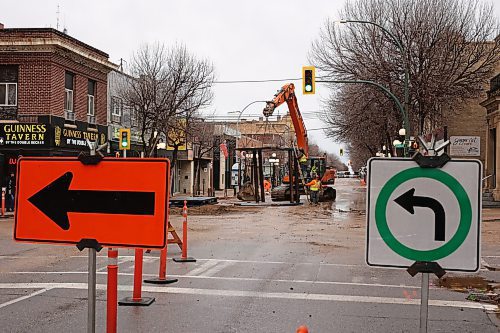 27102025
Signs alert motorists to detours as emergency water-valve replacement along Rosser Avenue and Ninth Street in Brandon continues on Monday. 
(Tim Smith/The Brandon Sun)