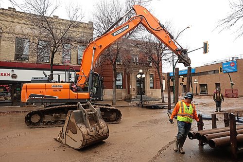 27102025
Workers continue emergency water-valve replacement along Rosser Avenue at Ninth Street in Brandon on Monday. The work is expected to wrap up around October 31.
(Tim Smith/The Brandon Sun)