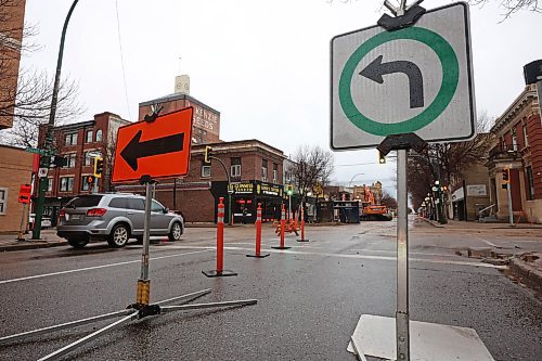 27102025
Signs alert motorists to detours as emergency water-valve replacement along Rosser Avenue and Ninth Street in Brandon continues on Monday. 
(Tim Smith/The Brandon Sun)