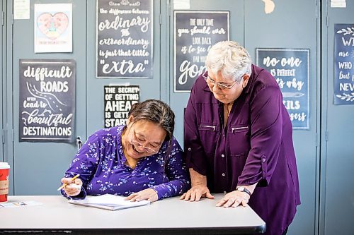MIKAELA MACKENZIE / FREE PRESS

Margaret Banasiak, program director of the Open Door Literacy Program (right), helps Mary Kuglugiak during a class on Tuesday, Oct. 28, 2025. 

For front &amp; centre story.
Free Press 2025