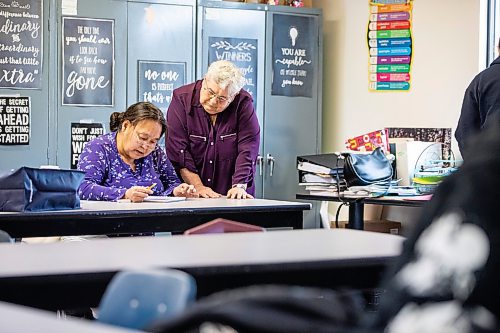 MIKAELA MACKENZIE / FREE PRESS
Margaret Banasiak, program director of the Open Door Literacy Program (right), helps Mary Kuglugiak during a class on Tuesday, Oct. 28, 2025.
For front & centre story.
Free Press 2025