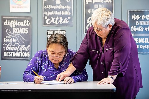 MIKAELA MACKENZIE / FREE PRESS
Margaret Banasiak, program director of the Open Door Literacy Program (right), helps Mary Kuglugiak during a class on Tuesday, Oct. 28, 2025. 
For front & centre story.
Free Press 2025