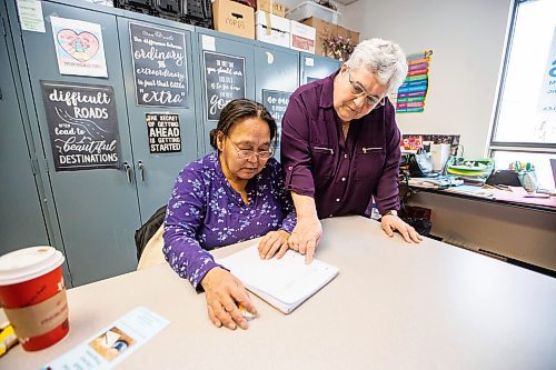 MIKAELA MACKENZIE / FREE PRESS
Margaret Banasiak, program director of the Open Door Literacy Program (right), helps Mary Kuglugiak during a class on Tuesday, Oct. 28, 2025.
For front & centre story.
Free Press 2025