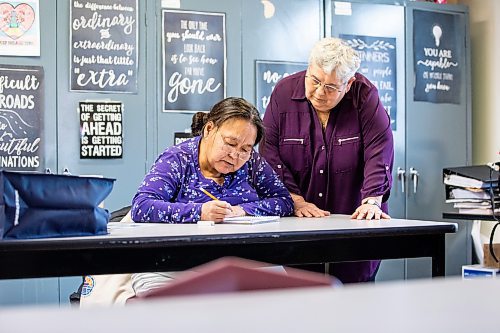 MIKAELA MACKENZIE / FREE PRESS
Margaret Banasiak, program director of the Open Door Literacy Program (right), helps Mary Kuglugiak during a class on Tuesday, Oct. 28, 2025.
For front & centre story.
Free Press 2025