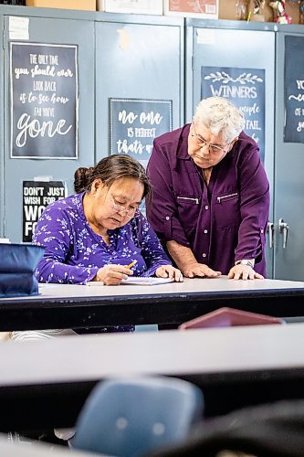 MIKAELA MACKENZIE / FREE PRESS
Margaret Banasiak, program director of the Open Door Literacy Program (right), helps Mary Kuglugiak during a class on Tuesday, Oct. 28, 2025.
For front & centre story.
Free Press 2025
