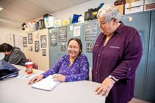 MIKAELA MACKENZIE / FREE PRESS
Margaret Banasiak, program director of the Open Door Literacy Program (right), helps Mary Kuglugiak during a class on Tuesday, Oct. 28, 2025. 
For front & centre story.
Free Press 2025