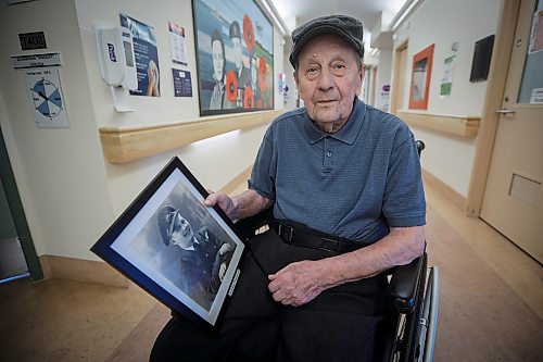 JOHN WOODS / FREE PRESS
Andrew Prodanuk, world war 2 veteran holding a military photo of himself, is photographed at Deer Lodge Tuesday, October 28, 2025.
Reporter: kevin