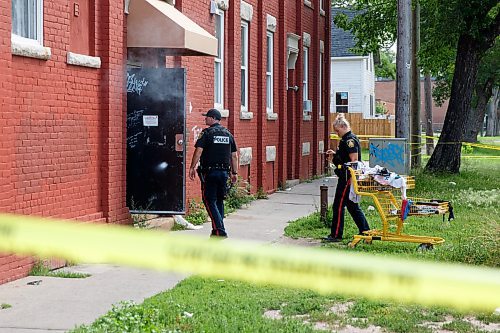 MIKE DEAL / WINNIPEG FREE PRESS
Winnipeg Police at 189 Jarvis Avenue Monday morning where they are investigating after finding a deceased female in the apartment block.
220822 - Monday, August 22, 2022.