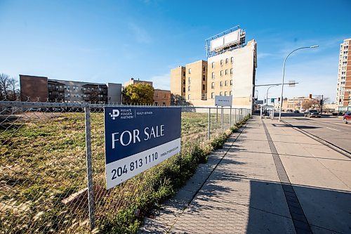 MIKAELA MACKENZIE / FREE PRESS
A for sale sign at 634 Portage Avenue on Wednesday, Oct. 29, 2025.
For — story.
Free Press 2025