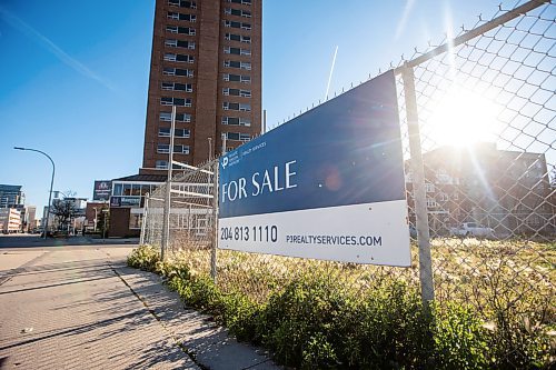 MIKAELA MACKENZIE / FREE PRESS
A for sale sign at 634 Portage Avenue on Wednesday, Oct. 29, 2025.
For — story.
Free Press 2025