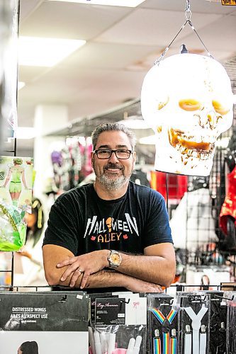 MIKAELA MACKENZIE / FREE PRESS

James Taylor, manager at Winnipeg&#039;s Halloween Alley location, on Wednesday, Oct. 29, 2025.

For Aaron story.
Free Press 2025