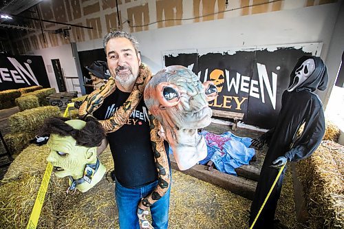 MIKAELA MACKENZIE / FREE PRESS

James Taylor, manager at Winnipeg&#039;s Halloween Alley location, on Wednesday, Oct. 29, 2025.

For Aaron story.
Free Press 2025