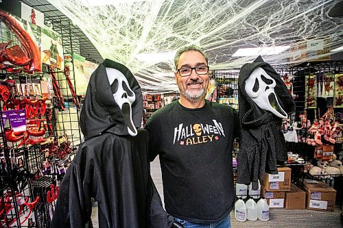 MIKAELA MACKENZIE / FREE PRESS

James Taylor, manager at Winnipeg&#039;s Halloween Alley location, on Wednesday, Oct. 29, 2025.

For Aaron story.
Free Press 2025