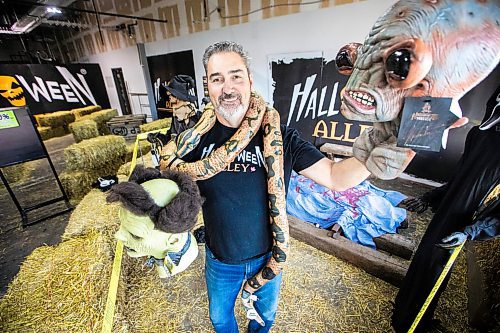 MIKAELA MACKENZIE / FREE PRESS

James Taylor, manager at Winnipeg&#039;s Halloween Alley location, on Wednesday, Oct. 29, 2025.

For Aaron story.
Free Press 2025