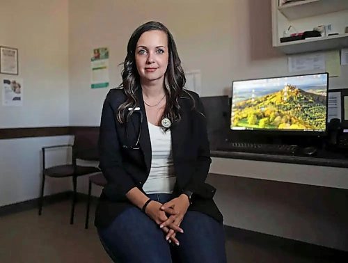 Family physician Dr. Nichelle Desilets, president of Doctors Manitoba, is shown in her Neepawa clinic. AI transcribers have the potential to save doctors hours per week and allow them to see more patients. (Tim Smith / The Brandon Sun files)
