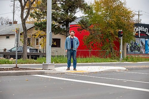 BROOK JONES/FREE PRESS
School trustee for Louis Riel School Division, Ward 3, Ryan Palmquist is advocating along with other school trustees for a sweeping re-design of the 30 km/h speed limit in school zones. Palmquist is pictured standing on the media of St. Anne's Road where the intersection of St. Anne's Road and Varennes Avenue in Winnipeg, Man., has been upgraded to a pedestrian crossing signal. Palmquist is pictured on Thursday, Oct. 30, 2025.