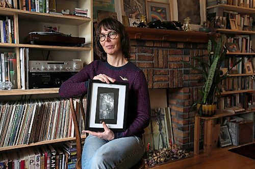 Ruth Bonneville / Free Press
ent - On the Wall feature - hannah_g
Portrait of hannah_g in her home with her favourite piece of art (photography) on her wall.
Her favourite art:is a framed pinhole photo with a long exposure, shot by Hannah Crosson of clappers being cast by an artist inside the St. Boniface Museum.
Story: On My Wall is a monthly feature exploring the pieces Manitoba artists and cultural workers proudly display. This is one which ran in
Oct 31, 2025