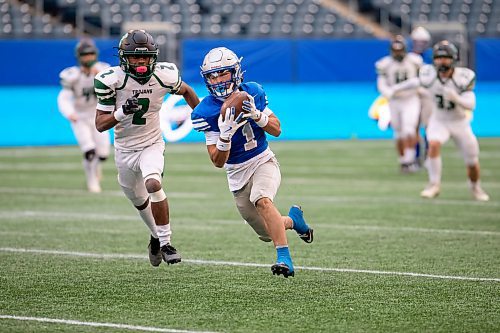 BROOK JONES/FREE PRESS
The Oak Park Raiders host the Vincent Massey Trojans in Winnipeg High School Football League AAAA Tier 1 semifinal action at Princess Auto Stadium in Winnipeg, Man., Friday, Oct. 31, 2025. The Raiders eared a 46-7 victory. Pictured: Oak Park Raiders wide receiver Adam Kilmister (No. 1) runs with the football while Vincent Massey Trojans defensive back Mitchell Effiok-Osu (No. 2) gives chase during second quarter action.