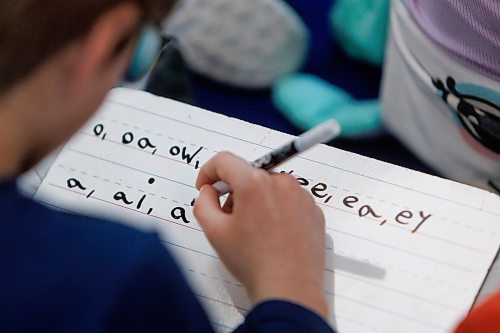 MIKE DEAL / FREE PRESS
Grade 2 student, Hank Friesen-LeDrew, 8, writes on a small whiteboard during his daily reading comprehension period in Makayla Specaluk’s Winnipeg Beach School grade 2 class Thursday morning.
Gimli-based Evergreen School Division is radically changing the way its teachers instruct students how to read. The return-to-basics program is taking place amid a controversial debate about reading instruction (structured literacy versus balanced literacy) across Manitoba and Canada at large.
Reporter: Maggie Macintosh
250123 - Thursday, January 23, 2025.