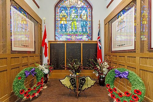 MIKE DEAL / FREE PRESS
The memorial alcove at Daniel McIntyre Collegiate for students and staff who fought in the First and Second World Wars.
Reporter: Kevin Rollason
251103 - Monday, November 03, 2025.
