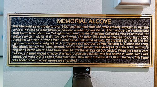 MIKE DEAL / FREE PRESS
The plaque at the memorial alcove at Daniel McIntyre Collegiate for students and staff who fought in the First and Second World Wars.
Reporter: Kevin Rollason
251103 - Monday, November 03, 2025.