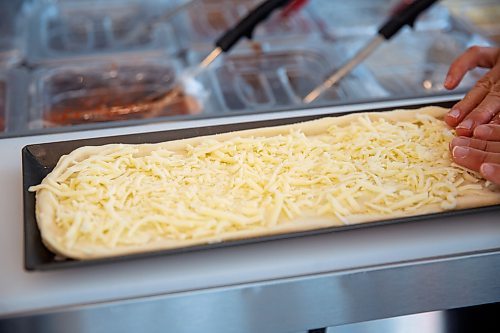 MIKE DEAL / WINNIPEG FREE PRESS
Wendy makes a Potato Pops pizza with olive oil, sea salt, mashed yukon potatoes, mozzarella, cheddar, bacon, red onions, rosemary, green onions, and truffle aioli drizzle.
CrusTop is a new pizza joint in River Heights at 20-1700 Corydon Ave. Owner Wendy Xu is a former magazine journalist in China who, following an assignment about pizza dough, became inspired to start her own business.
See Eva Wasney story
220516 - Monday, May 16, 2022.