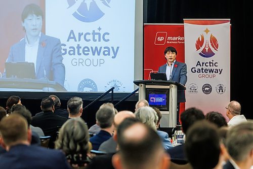 MIKE DEAL / FREE PRESS
Chris Avery of Arctic Gateway Group speaks during the Manitoba Chambers of Commerce breakfast event at the Delta Winnipeg Hotel Wednesday morning.
Reporter: Aaron Epp
251105 - Wednesday, November 05, 2025.