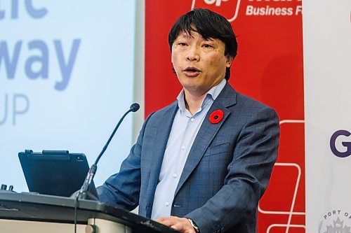 MIKE DEAL / FREE PRESS
Chris Avery of Arctic Gateway Group speaks during the Manitoba Chambers of Commerce breakfast event at the Delta Winnipeg Hotel Wednesday morning.
Reporter: Aaron Epp
251105 - Wednesday, November 05, 2025.
