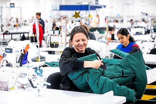 MIKAELA MACKENZIE / FREE PRESS
Tatiana Abdurafmova sews at the Canada Goose factory in Winnipeg on Tuesday, Nov. 4, 2025.
For Aaron Epp story.
Free Press 2025