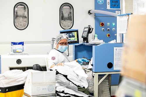 MIKAELA MACKENZIE / FREE PRESS
A worker uses a machine to fill down at the Canada Goose factory in Winnipeg on Tuesday, Nov. 4, 2025.
For Aaron Epp story.
Free Press 2025