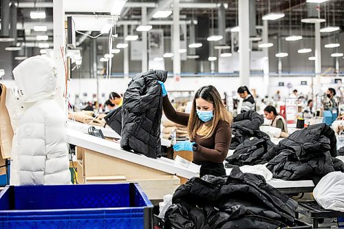 MIKAELA MACKENZIE / FREE PRESS
Keithleen Valdez inspects finished coats at the Canada Goose factory in Winnipeg on Tuesday, Nov. 4, 2025.
For Aaron Epp story.
Free Press 2025