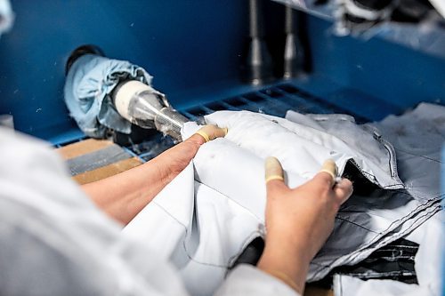 MIKAELA MACKENZIE / FREE PRESS
Marissa Manalac uses a machine to fill down at the Canada Goose factory in Winnipeg on Tuesday, Nov. 4, 2025.
For Aaron Epp story.
Free Press 2025