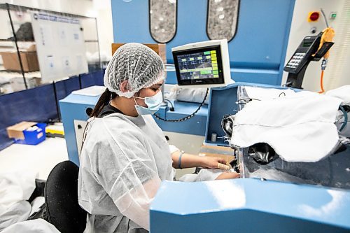 MIKAELA MACKENZIE / FREE PRESS
Marissa Manalac uses a machine to fill down at the Canada Goose factory in Winnipeg on Tuesday, Nov. 4, 2025.
For Aaron Epp story.
Free Press 2025
