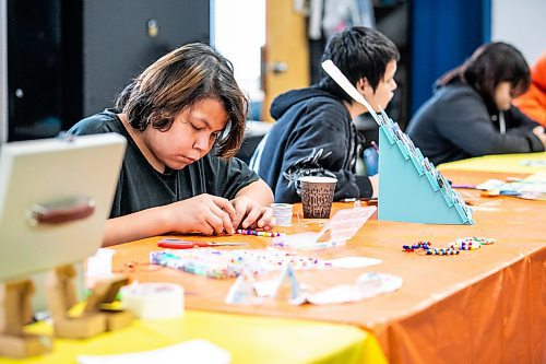 MIKAELA MACKENZIE / FREE PRESS
Marty Harper, 12, makes bracelets at the craft sale table at the Rossbrook House open house on Thursday, Nov. 6, 2025.
Standup.
Free Press 2025