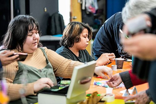 MIKAELA MACKENZIE / FREE PRESS

Marty Harper, 12, makes bracelets at the craft sale table at the Rossbrook House open house on Thursday, Nov. 6, 2025.

Standup.
Free Press 2025