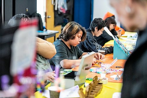 MIKAELA MACKENZIE / FREE PRESS
Marty Harper, 12, makes bracelets at the craft sale table at the Rossbrook House open house on Thursday, Nov. 6, 2025.
Standup.
Free Press 2025