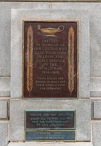 MIKE DEAL / FREE PRESS
The Winnipeg Cenotaph at Memorial Blvd and York Ave.
251106 - Thursday, November 06, 2025.