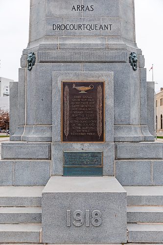 MIKE DEAL / FREE PRESS
The Winnipeg Cenotaph at Memorial Blvd and York Ave.
251106 - Thursday, November 06, 2025.