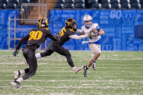 BROOK JONES/FREE PRESS
The Oak Park Raiders host the visiting Dakota Lancers in the ANAVETS Bowl at Princess Auto Stadium in Winnipeg, Man., Thursday, Nov. 6, 2025. The Raiders captured the ANAVETS Bowl after defeating the Lancers 22-17. Pictured: Oak Park Raiders wride receiver/running back Tavin Parani (No. 1) runs with the football while Lancers defensive lineman Luke Edmondson (No. 55) tries to tackle him during second quarter action. Also pictured is Lancers defensive back Peytn Clarke (No. 30).