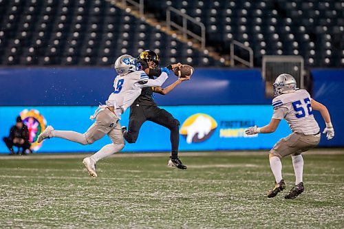 BROOK JONES/FREE PRESS
The Oak Park Raiders host the visiting Dakota Lancers in the ANAVETS Bowl at Princess Auto Stadium in Winnipeg, Man., Thursday, Nov. 6, 2025. The Raiders captured the ANAVETS Bowl after defeating the Lancers 22-17. Pictured: Dakota Lancers wide receiver Darius Sapong-Rean (No. 4) tries to catch a pass while Oak Park Raiders defensive back Donte Sims (No. 5) covers him during second quarter action.