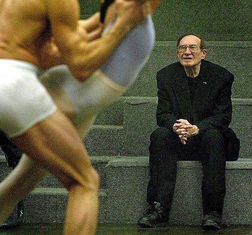 PHIL HOSSACK / WINNIPEG FREE PRESS 030430 Arnold Spohr works with RWB dancers while rehearsing his retrospective.....See Morley Walker tale.