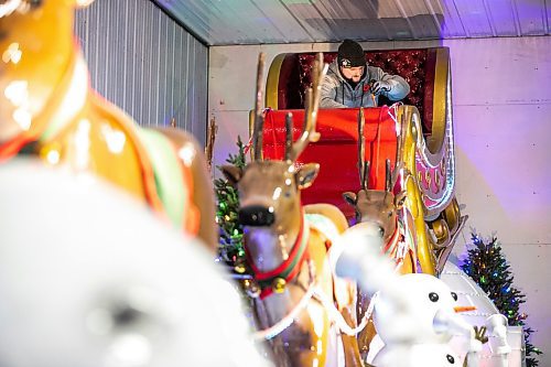 MIKAELA MACKENZIE / FREE PRESS
David Walker, electrician with Knight Electric, installs new lights in the sleigh of the Santa float on Monday, Nov. 10, 2025.
For Toni (RRC intern) story.
Free Press 2025