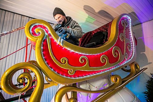 MIKAELA MACKENZIE / FREE PRESS

David Walker, electrician with Knight Electric, installs new lights in the sleigh of the Santa float on Monday, Nov. 10, 2025. 

For Toni (RRC intern) story.
Free Press 2025