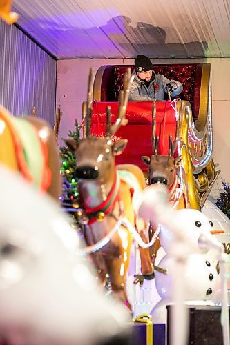 MIKAELA MACKENZIE / FREE PRESS

David Walker, electrician with Knight Electric, installs new lights in the sleigh of the Santa float on Monday, Nov. 10, 2025. 

For Toni (RRC intern) story.
Free Press 2025