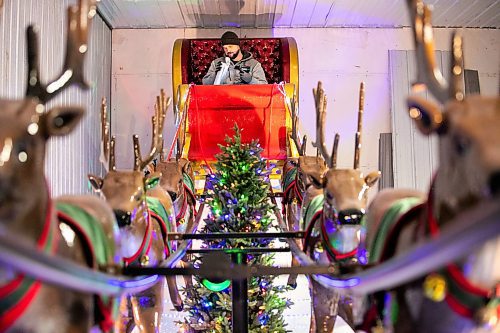 MIKAELA MACKENZIE / FREE PRESS

David Walker, electrician with Knight Electric, installs new lights in the sleigh of the Santa float on Monday, Nov. 10, 2025. 

For Toni (RRC intern) story.
Free Press 2025