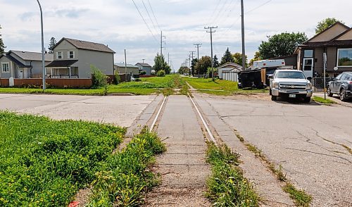 MIKE DEAL / FREE PRESS
A stretch of unused and abandoned rail where it crosses Pacific Avenue West looking south.
Former federal cabinet minister Lloyd Axworthy, is recommending that Manitoba should commission a design study to transform an abandoned rail line in Brooklands into an active transportation corridor.
Lloyd Axworthy, is leading a two-year study commissioned by the NDP into the relocation of rail lines and yards that currently occupy high-value property in Winnipeg’s core.
reporter: Ben Waldman
250827 - Wednesday, August 27, 2025.